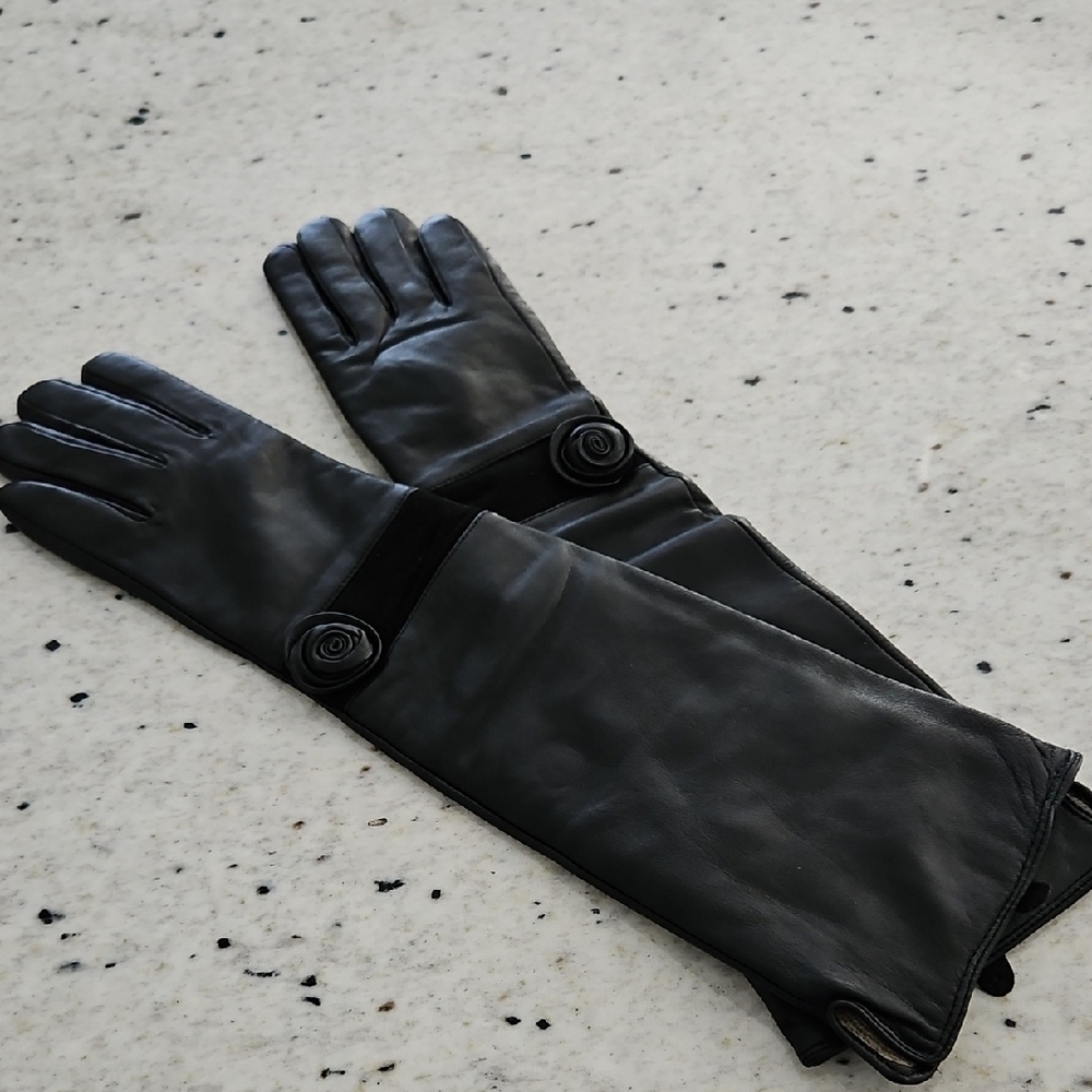 Sophisticated Black Leather Gloves with Rose Detail
